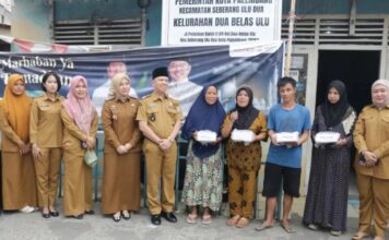 Langkah Humanis di Bulan Suci, Camat SU II bersama Lurah 11 dan 12 Ulu Turun Gunung Bagikan Paket Iftar