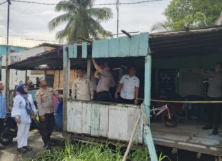 Wujudkan Hunian Sehat, Lurah Sungailais Dampingi Polrestabes Mulai Bedah Rumah Warga