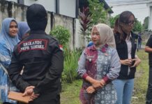 Wujud Kepedulian, Lurah Rosmala Dewi Dampingi Penyaluran Bantuan Korban Kebakaran
