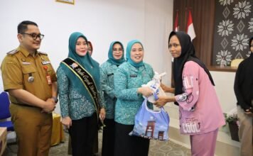 Ketua TP PKK Kota Palembang dan Camat Kemuning Serahkan PMT bagi Ibu Hamil Berisiko Stunting