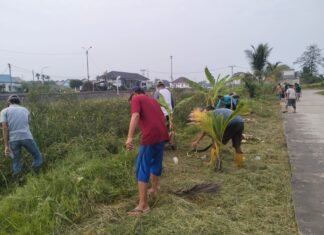 Sinergi Tanpa Batas, Lurah Deo Ledy Vera: Warga Karyajaya Bersama Aparatur Kelurahan dan Polri Gelar Gotong Royong Jum’at Bersih