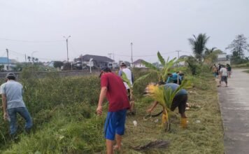 Sinergi Tanpa Batas, Lurah Deo Ledy Vera: Warga Karyajaya Bersama Aparatur Kelurahan dan Polri Gelar Gotong Royong Jum’at Bersih