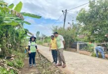 Bersama Warga, Lurah Karyajaya Gelorakan Budaya Gotong Royong di Jl. Puskesmas