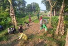 Lurah Karyajaya Turun Langsung Bersama Warga Bersihkan Lingkungan di Jl. Mayjend Yusuf Singadekane