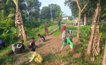 Lurah Karyajaya Turun Langsung Bersama Warga Bersihkan Lingkungan di Jl. Mayjend Yusuf Singadekane